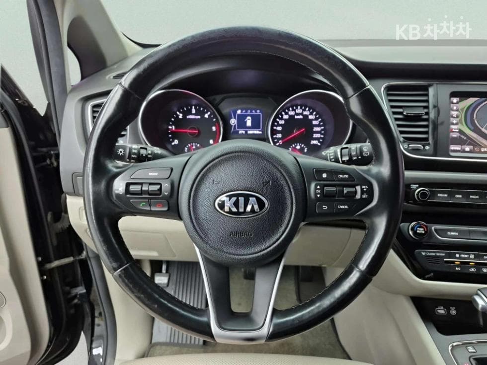 Kia All New Carnival9-seater 2.2 Diesel Luxury - 12
