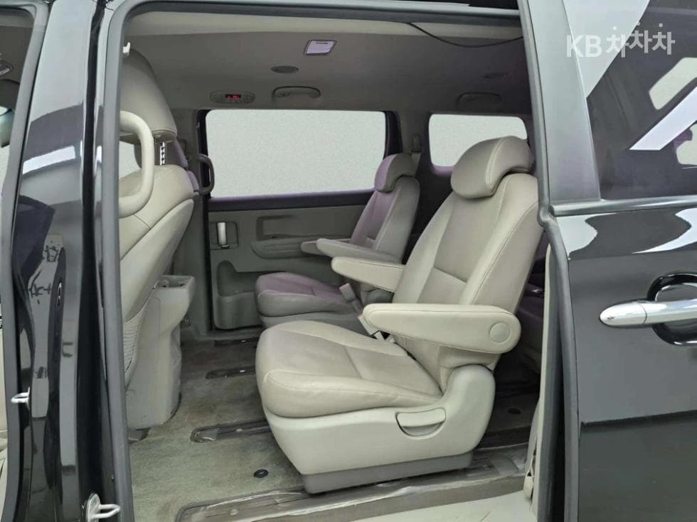 Kia All New Carnival9-seater 2.2 Diesel Luxury - 17