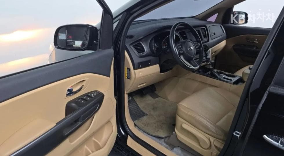 Kia The New (facelift) Carnival9-seater 2.2 Diesel Luxury - 12