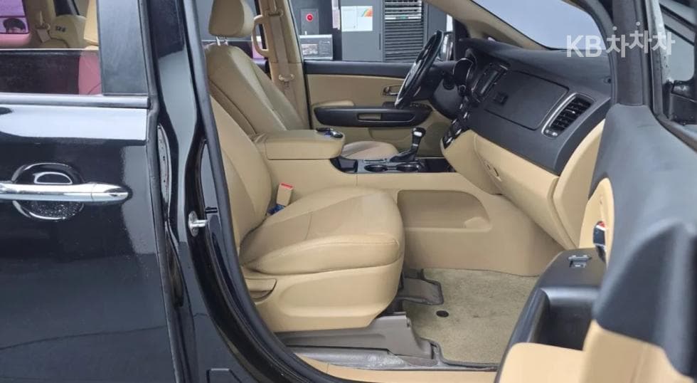 Kia The New (facelift) Carnival9-seater 2.2 Diesel Luxury - 13