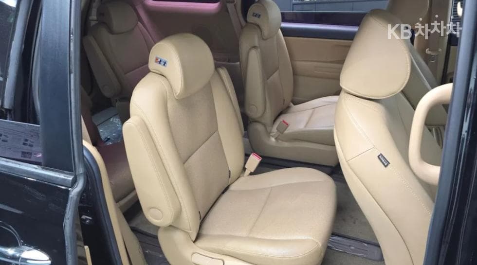 Kia The New (facelift) Carnival9-seater 2.2 Diesel Luxury - 14