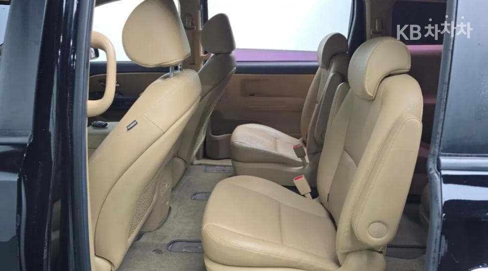Kia The New (facelift) Carnival9-seater 2.2 Diesel Luxury - 15