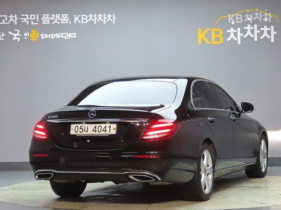 Mercedes-Benz E-Class (W213)E200 Avantgarde - 2