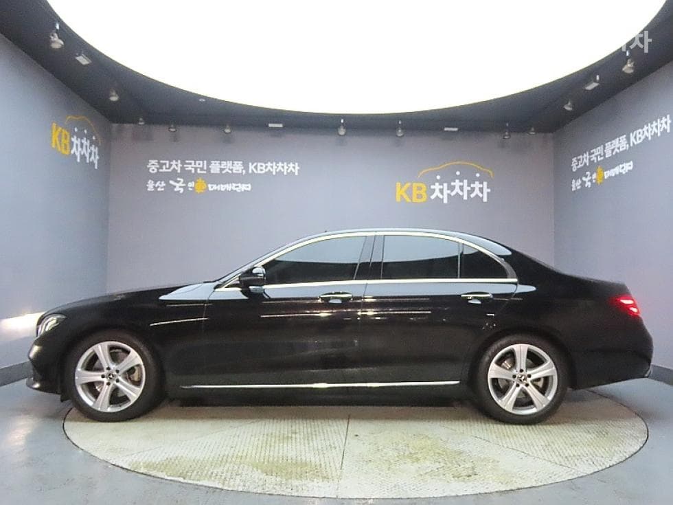 Mercedes-Benz E-Class (W213)E200 Avantgarde - 5