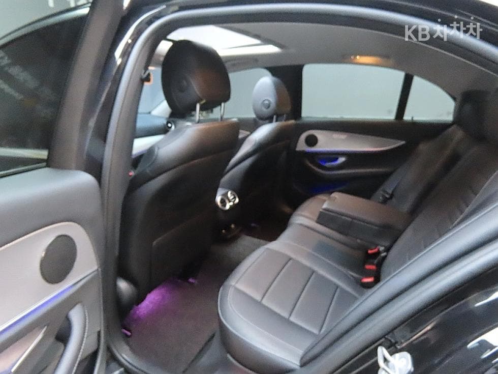 Mercedes-Benz E-Class (W213)E200 Avantgarde - 11