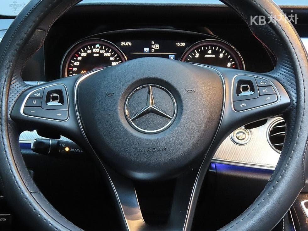 Mercedes-Benz E-Class (W213)E200 Avantgarde - 17