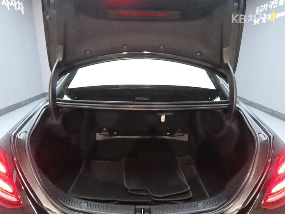 Mercedes-Benz E-Class (W213)E200 Avantgarde - 19
