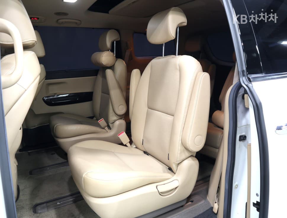 Kia All New Carnival9-seater 2.2 Diesel Prestige - 10