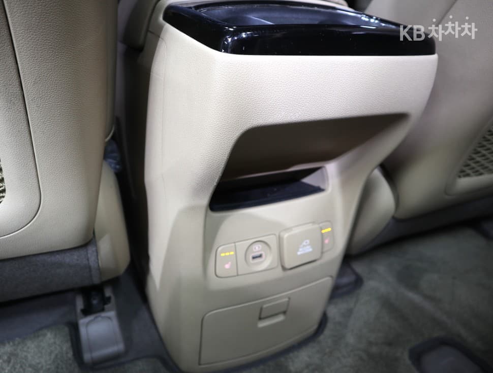 Kia All New Carnival9-seater 2.2 Diesel Prestige - 15