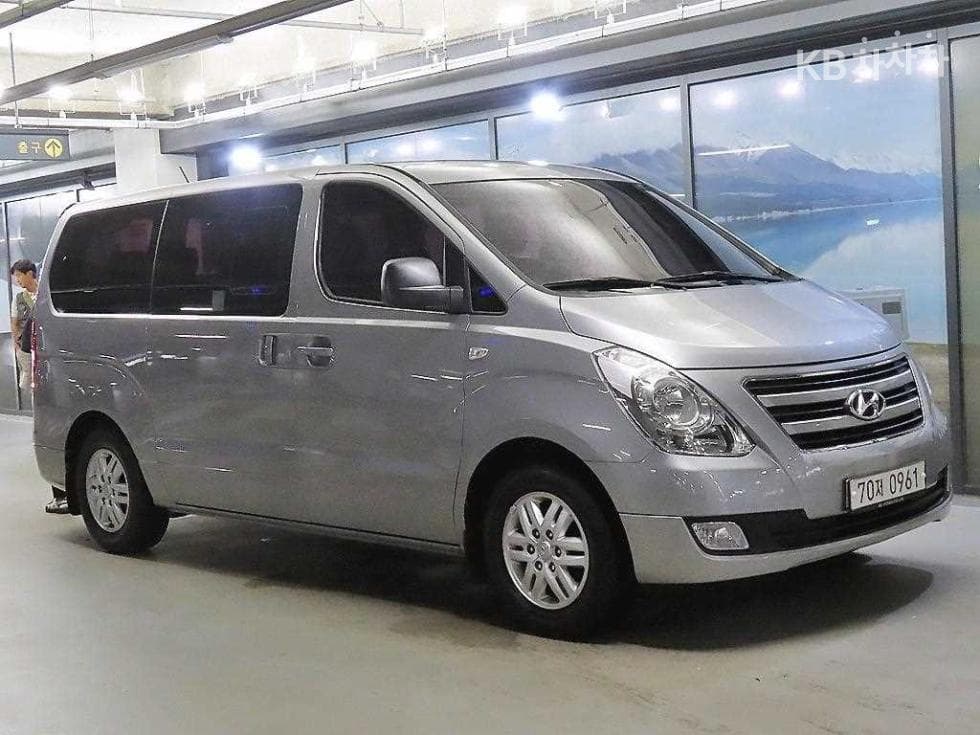 Hyundai Grand Starex 12-seater Wagon CVX Modern - Image 1