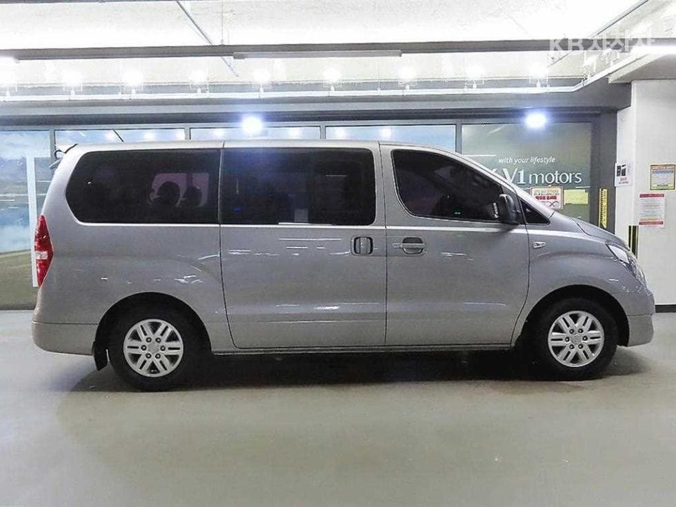 Hyundai Grand Starex12-seater Wagon CVX Modern - 3