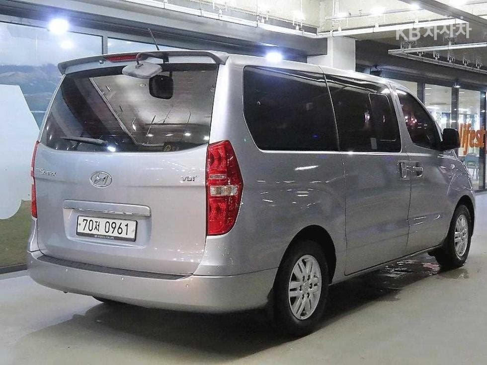 Hyundai Grand Starex12-seater Wagon CVX Modern - 4