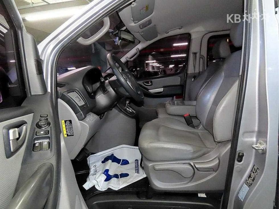 Hyundai Grand Starex12-seater Wagon CVX Modern - 6