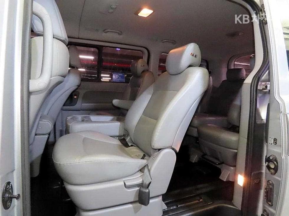Hyundai Grand Starex12-seater Wagon CVX Modern - 7