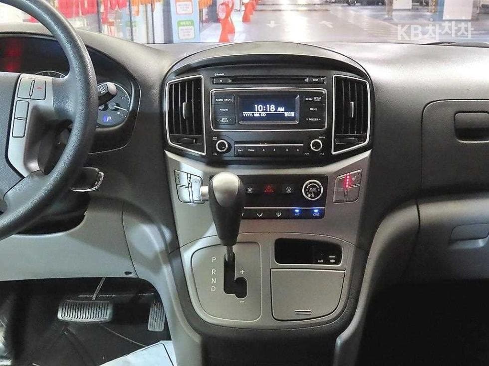 Hyundai Grand Starex12-seater Wagon CVX Modern - 11