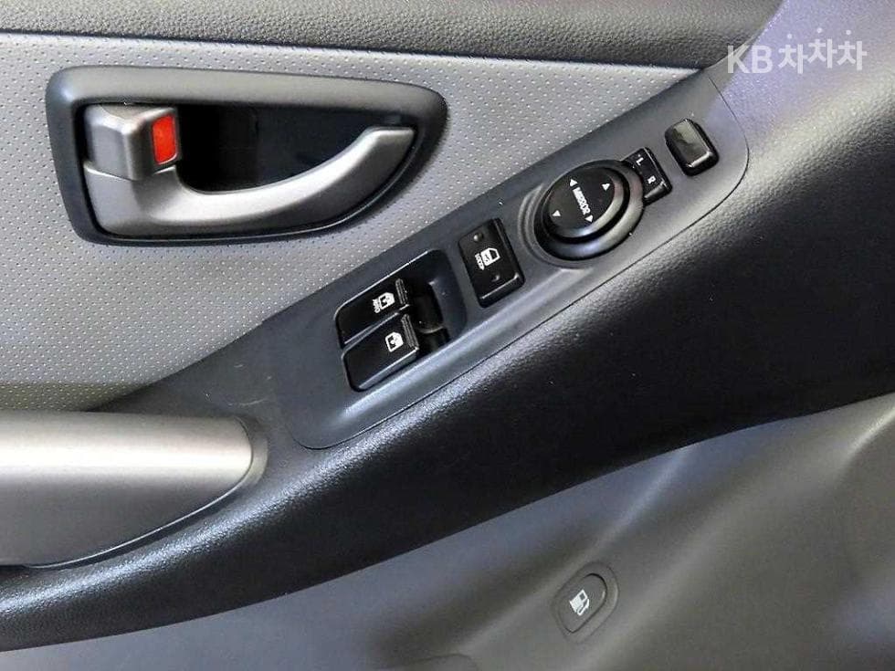 Hyundai Grand Starex12-seater Wagon CVX Modern - 12