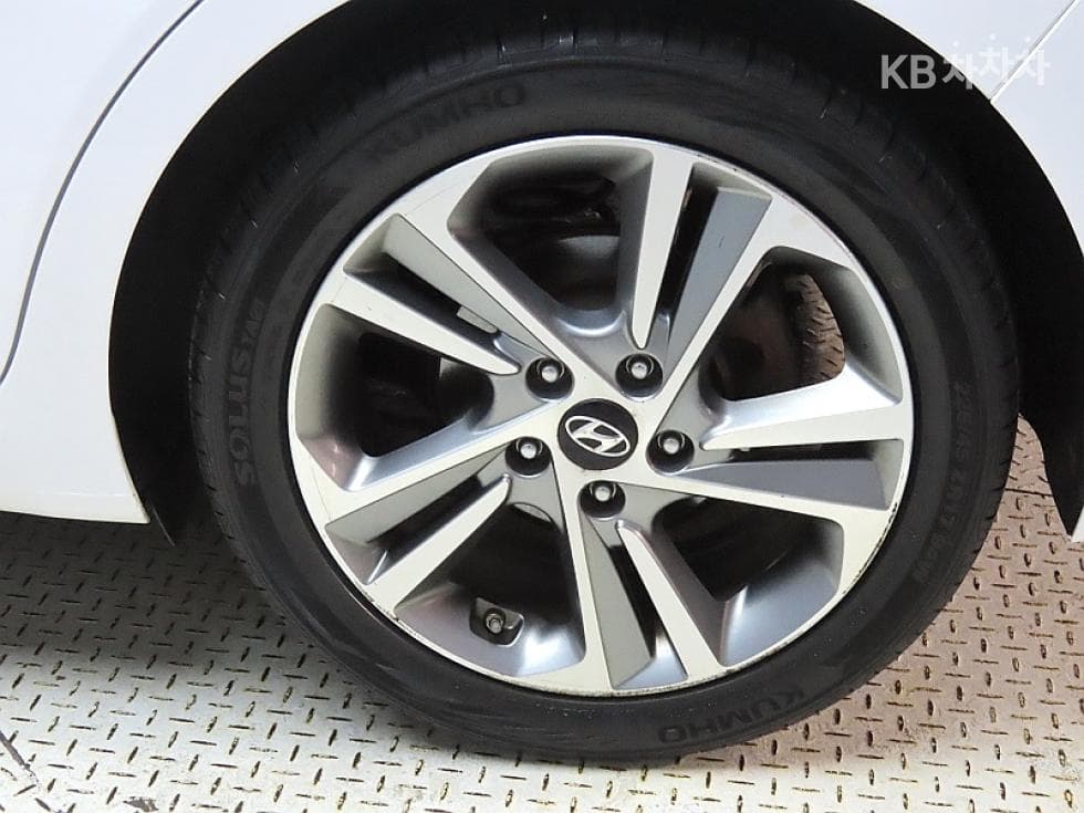 Hyundai Avante (Elantra)AD1.6 e-VGT Premium - 20
