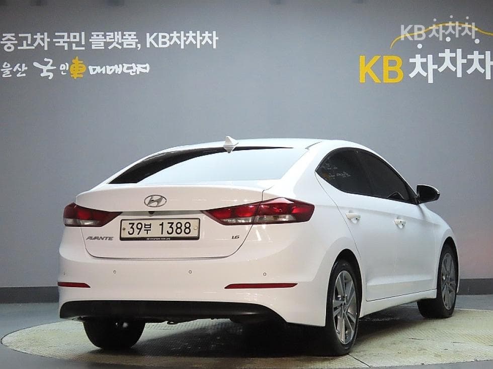 Hyundai Avante (Elantra)AD1.6 GDi Value Plus - 2
