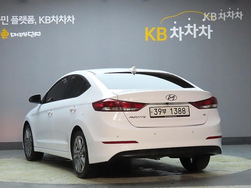 Hyundai Avante (Elantra)AD1.6 GDi Value Plus - 4