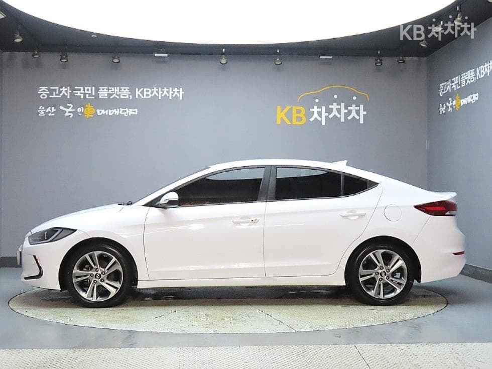 Hyundai Avante (Elantra)AD1.6 GDi Value Plus - 5