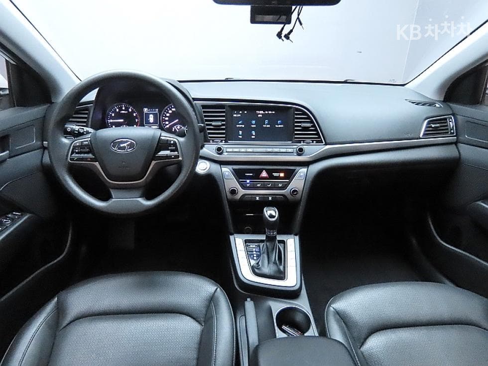 Hyundai Avante (Elantra)AD1.6 GDi Value Plus - 6