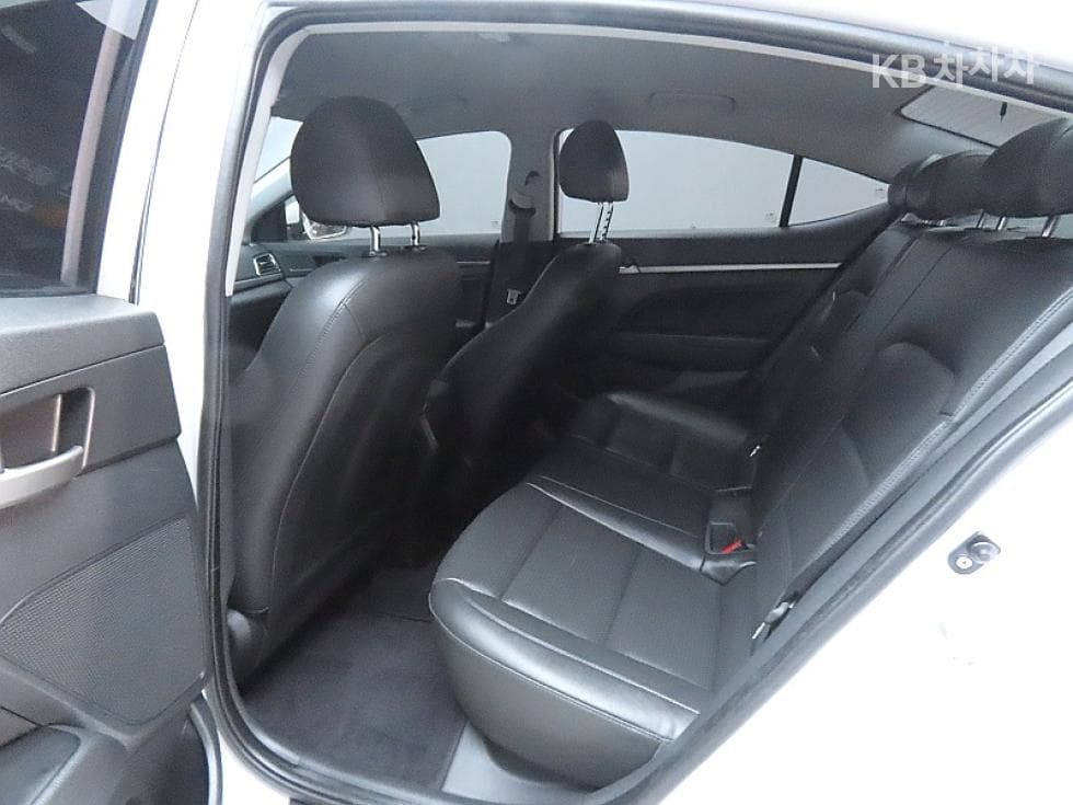 Hyundai Avante (Elantra)AD1.6 GDi Value Plus - 11