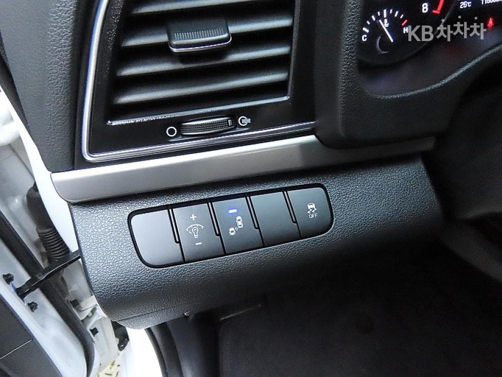 Hyundai Avante (Elantra)AD1.6 GDi Value Plus - 12