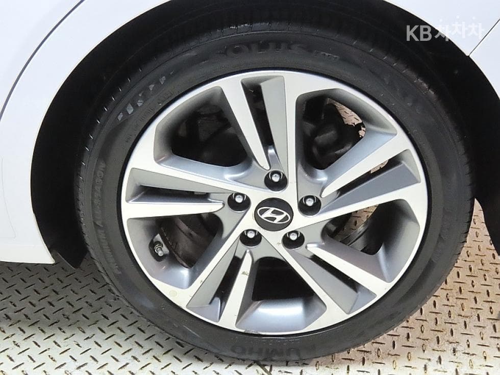 Hyundai Avante (Elantra)AD1.6 GDi Value Plus - 20