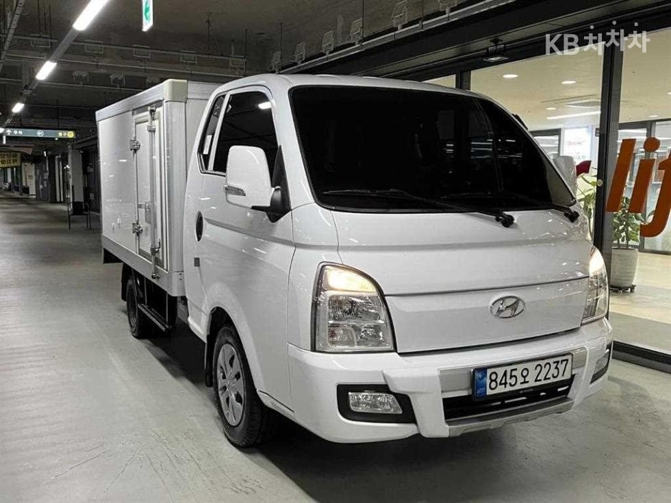 Hyundai Porter 2 Extra Long Super Cab 저상냉동Top (Cargo)차 Style - Image 1