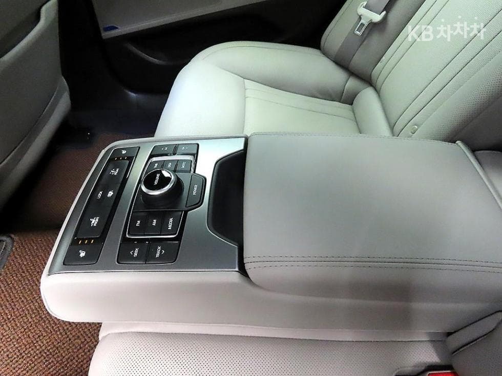Hyundai GenesisDHG330 Premium AWD - 16