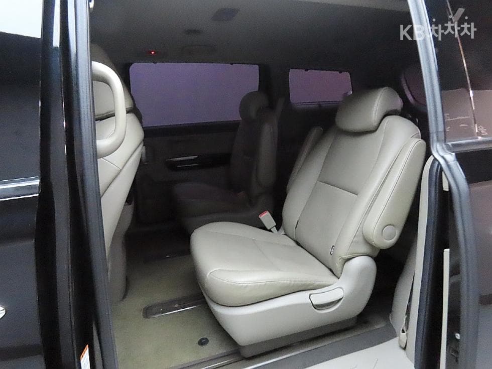 Kia All New Carnival9-seater 2.2 Diesel Prestige - 11