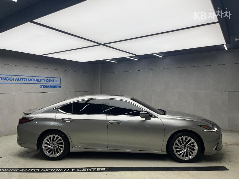 Lexus New 제너Ray (van)션 ES300h Executive - 2