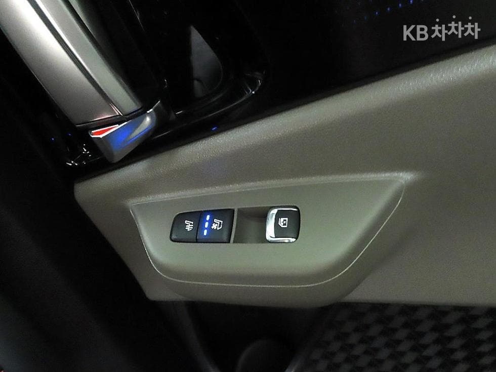 Киа The New (фейслифт) Канивал 4-то поколениеG3.5 GDI 9-местен X-Line - 12