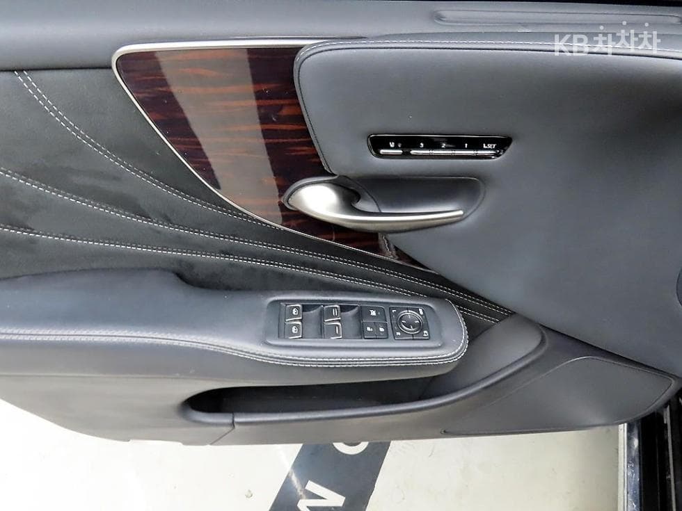 Lexus LS 5세대500h AWD LUXURY - 11