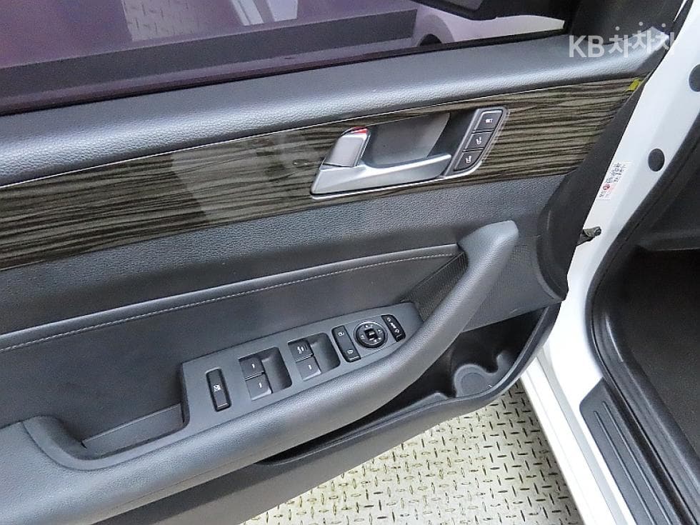 Hyundai Sonata LFLPI Modern Disabled-accessible - 13
