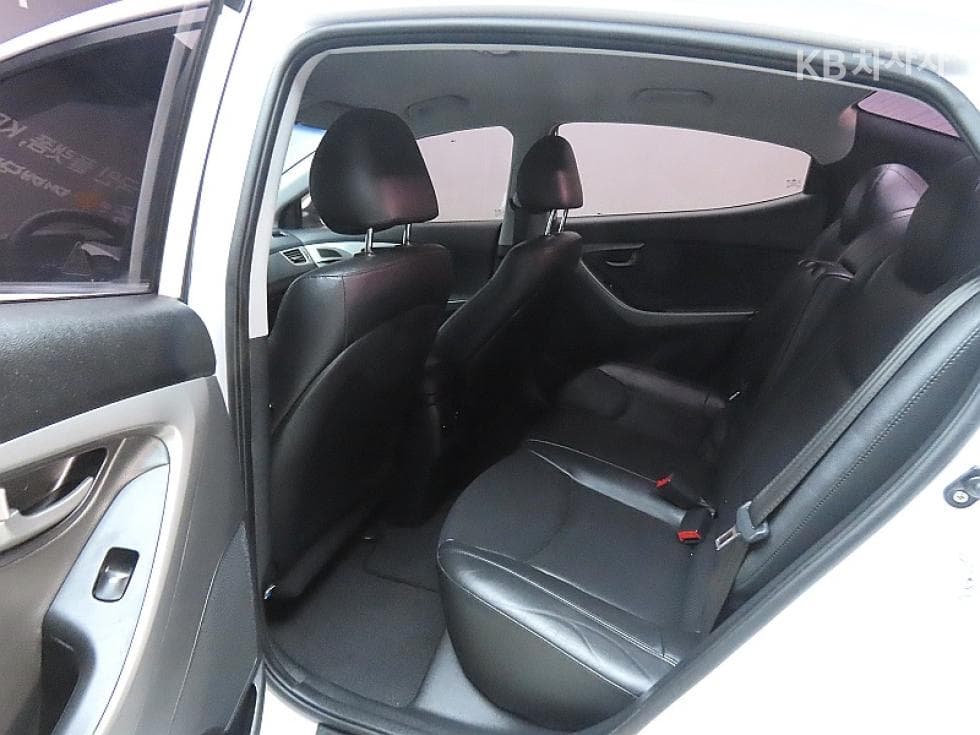 Hyundai The New (facelift) Avante (Elantra)1.6 GDi Modern Standard - 11