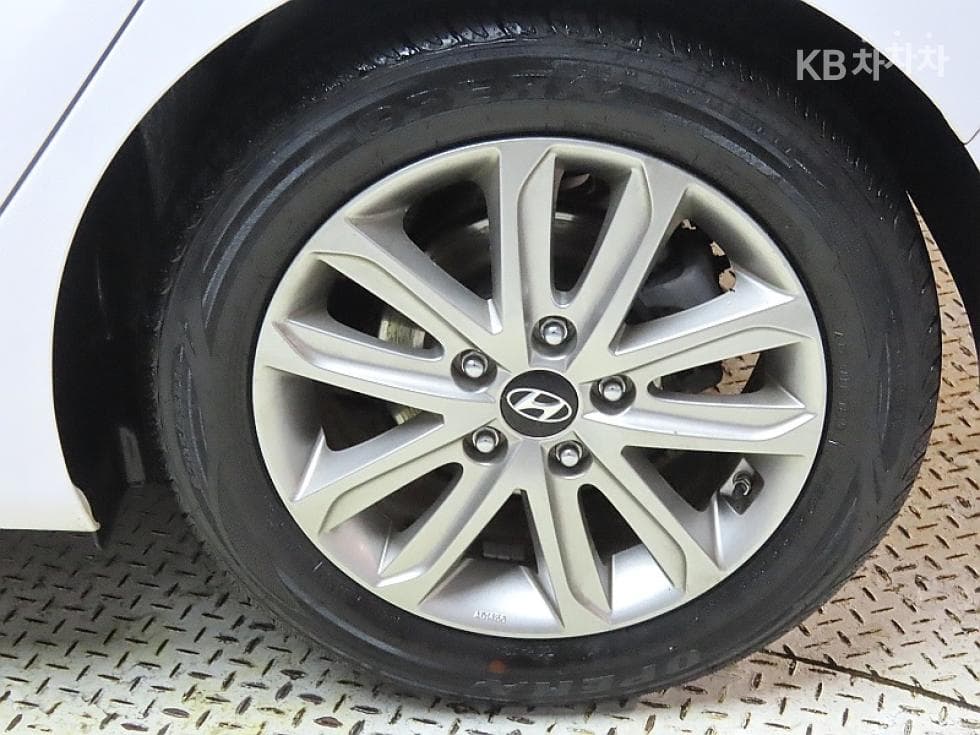 Hyundai The New (facelift) Avante (Elantra)1.6 GDi Modern Standard - 20