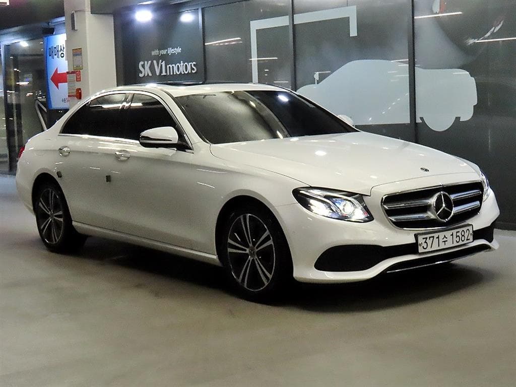 Mercedes-Benz E-Class (W213) E300 Avantgarde - Image 1
