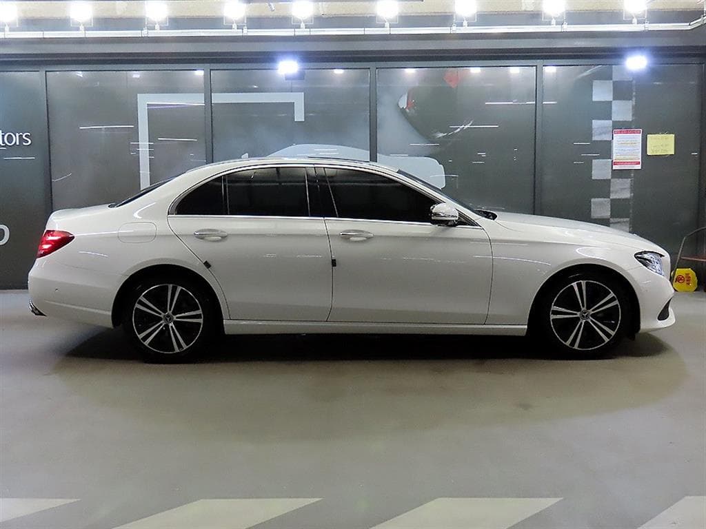 Mercedes-Benz E-Class (W213)E300 Avantgarde - 3
