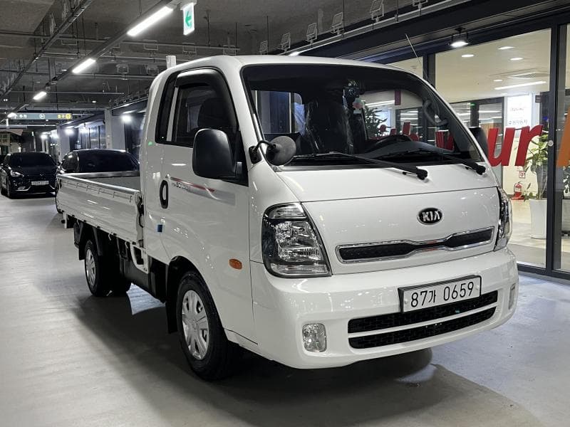 Kia The New (facelift) Bongo 3 (light truck) 1 Ton King Cab Extra Long 2WD L - Image 1