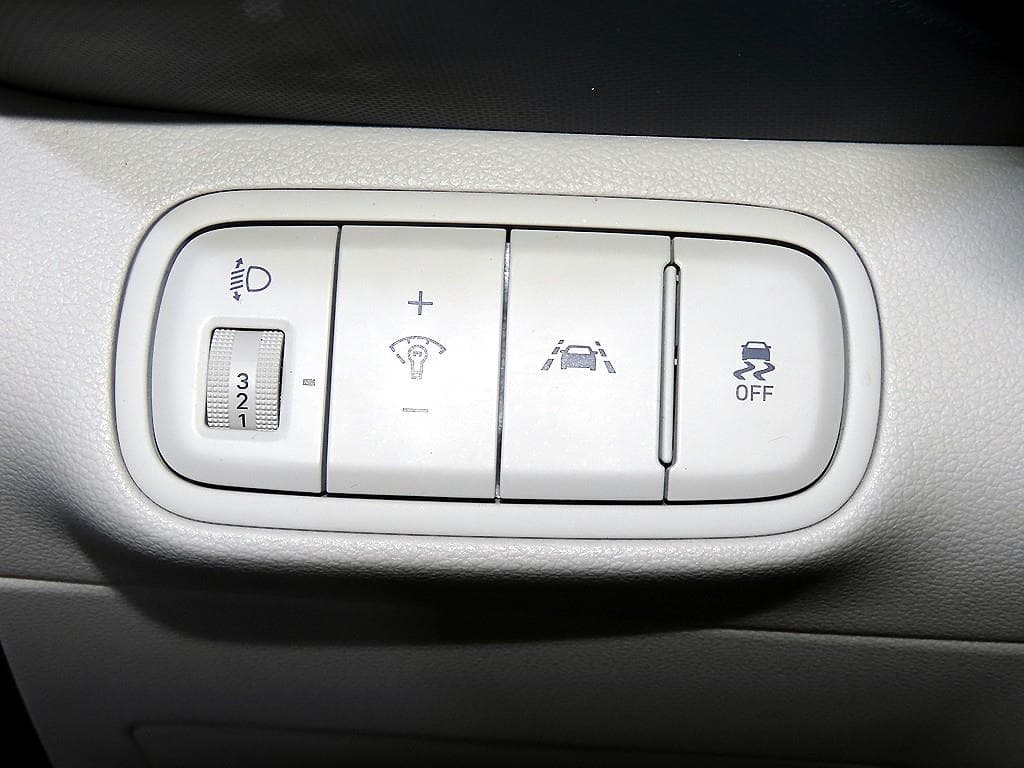 Hyundai VenueGasoline 1.6 FLUX - 14