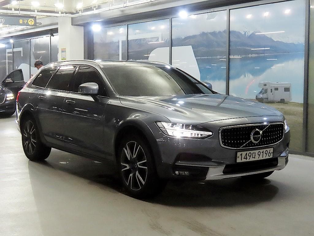 Volvo V90 CC D5 Pro AWD - Image 1