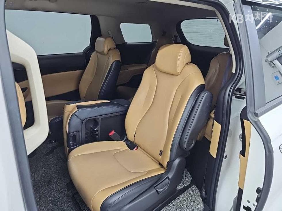 Kia Carnival 4th generationD2.2 11-seater Prestige - 12