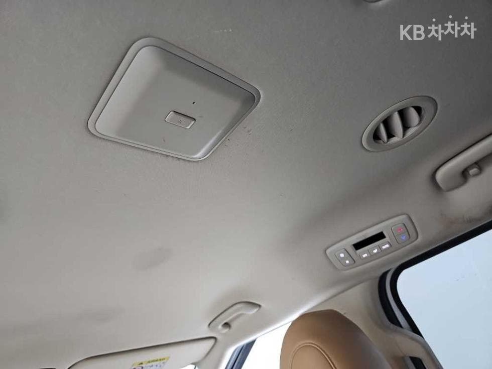 Kia Carnival 4th generationD2.2 11-seater Prestige - 13