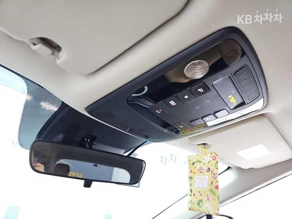 Kia Carnival 4th generationD2.2 11-seater Prestige - 17