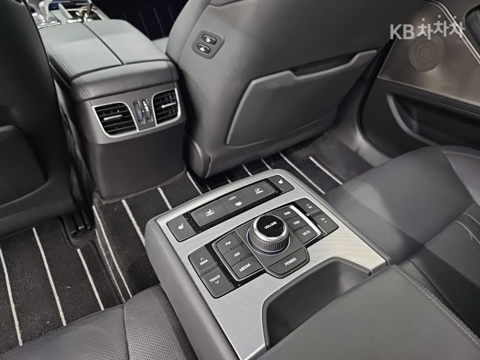 Genesis G803.8 GDI AWD Prestige - 13