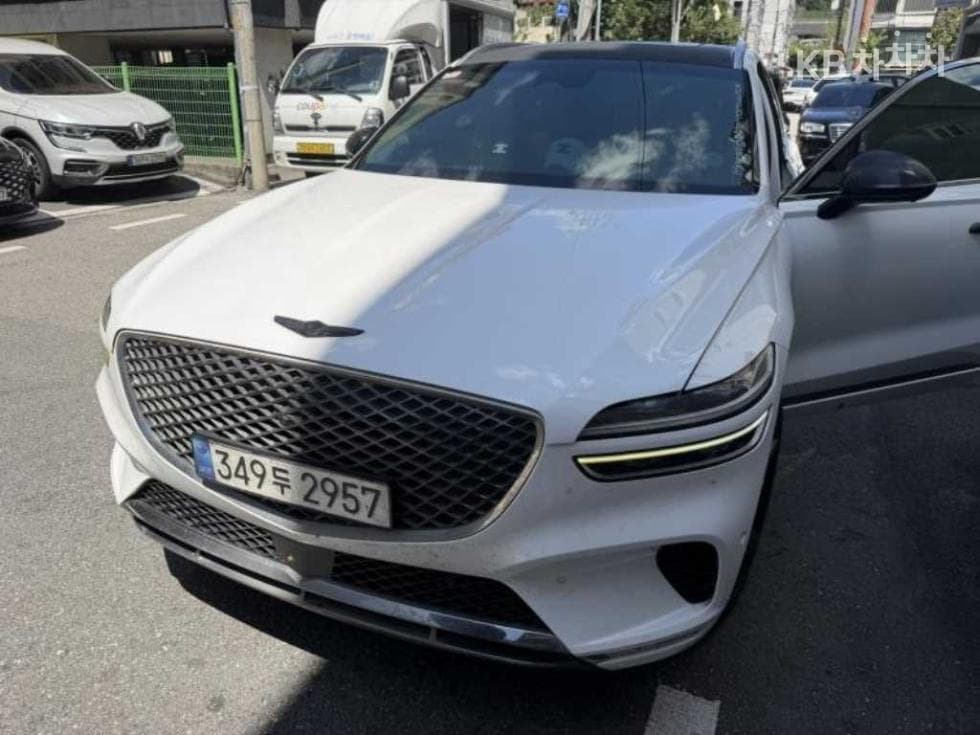 Genesis GV70 Gasoline 2.5T AWD - Image 1