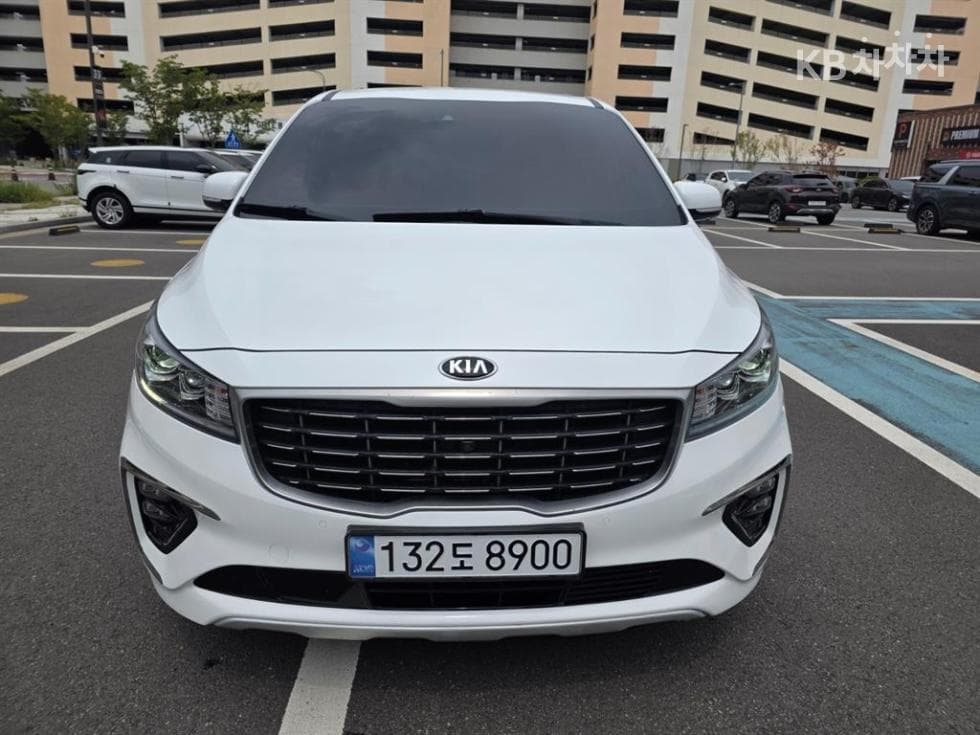 Kia The New (facelift) Carnival 9-seater 2.2 Diesel Noblesse Special (special feature/edition) - Image 1
