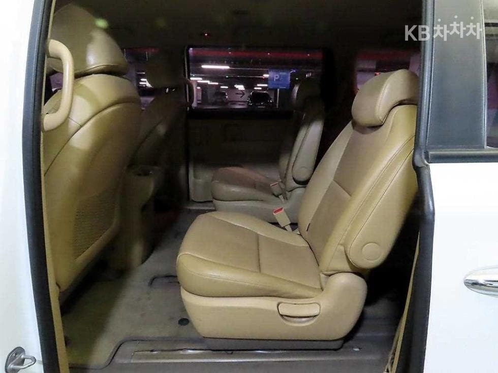 Kia All New Carnival9-seater 2.2 Diesel Luxury - 7