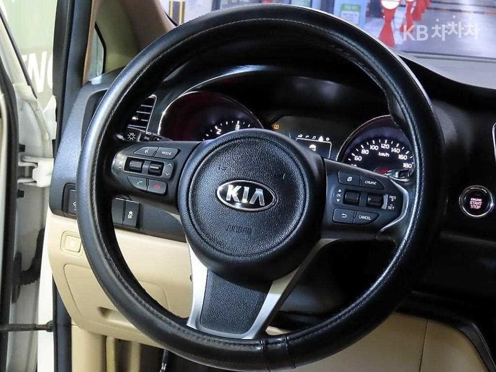 Kia All New Carnival9-seater 2.2 Diesel Luxury - 8